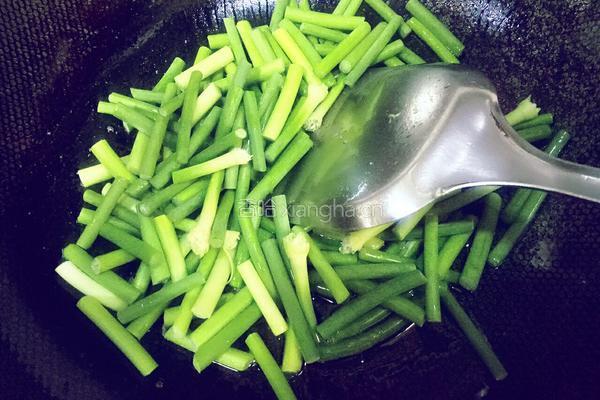 蒜薹炒酱油肉的做法图解3