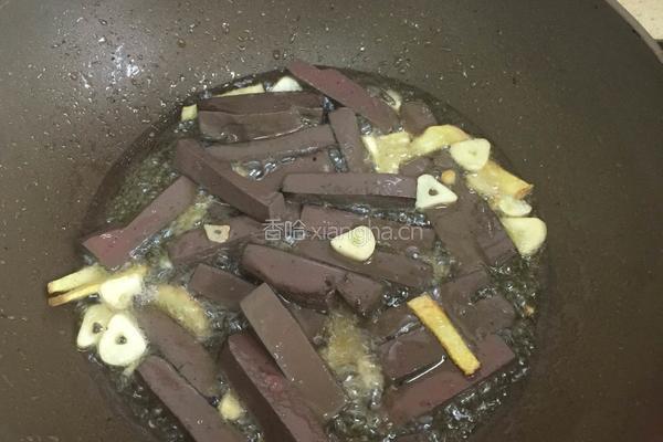 白菜炒鸭血的做法图解6