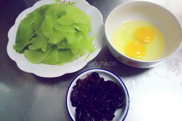 青笋炒鸡蛋的做法图解1