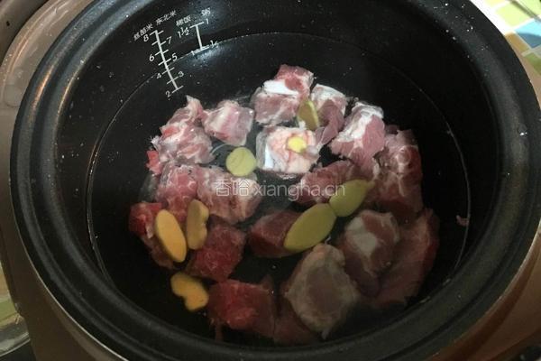 莲藕排骨汤的做法图解3