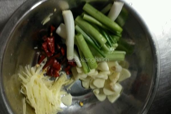 孔雀蒸鲳鱼的做法图解2