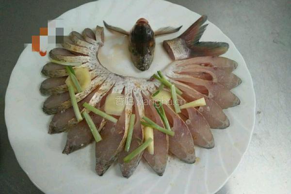 孔雀蒸鲳鱼的做法图解4