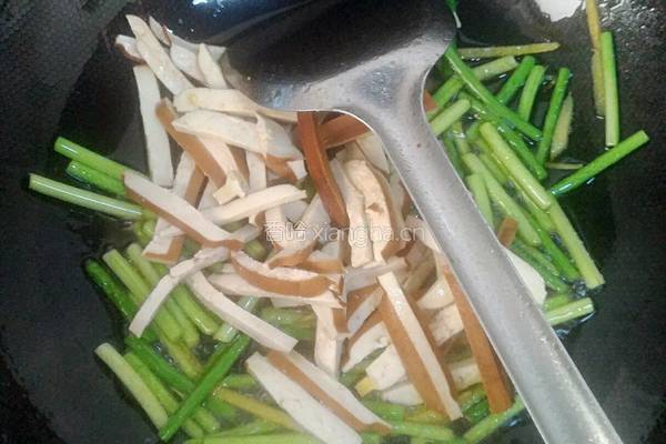 蒜苔炒豆干的做法图解5