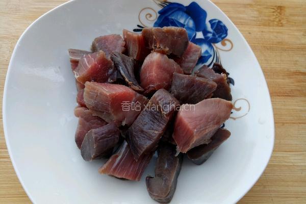 牛肉炒萝卜干的做法图解1