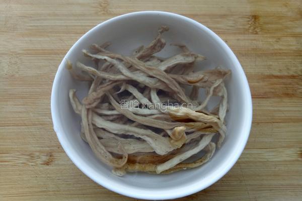 牛肉炒萝卜干的做法图解2