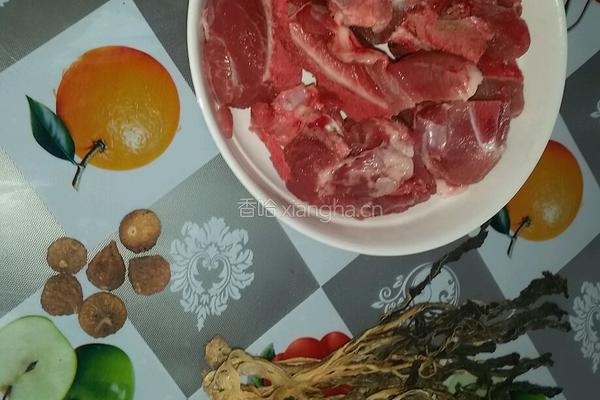 菜干排骨汤的做法图解1