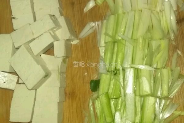 蒜苗豆腐的做法图解2