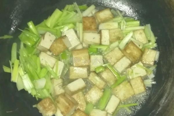 蒜苗豆腐的做法图解4
