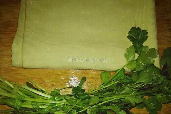 香菜拌豆皮的做法图解1