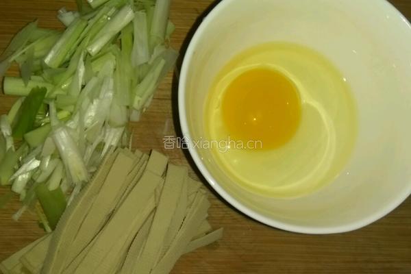 炒鸡蛋豆皮的做法图解1