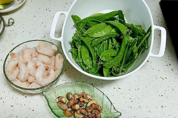 虾仁腰果荷兰豆的做法图解1