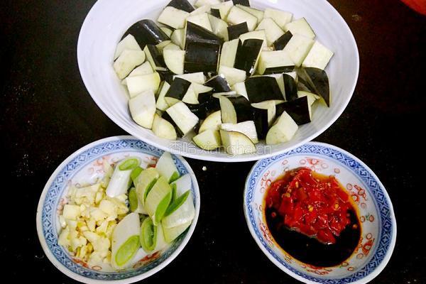 剁椒茄子炒肉的做法图解2