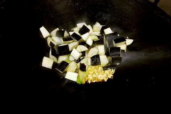 剁椒茄子炒肉的做法图解8