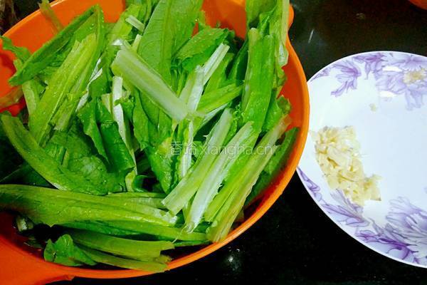 蒜香油麦菜的做法图解2