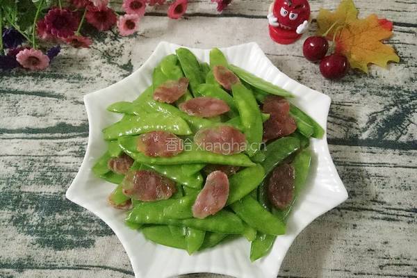 荷兰豆炒腊肠的做法图解2