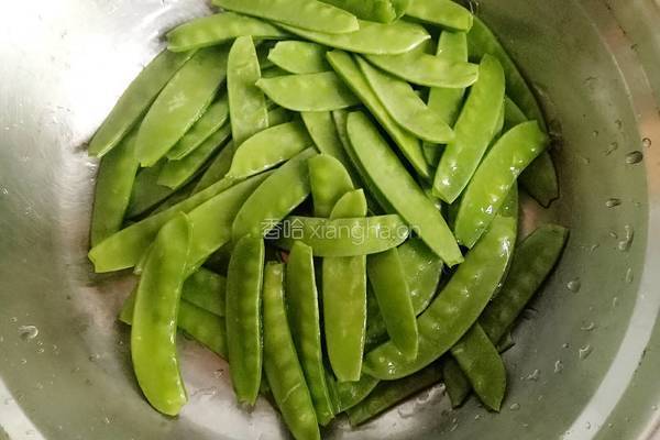 荷兰豆炒腊肠的做法图解3