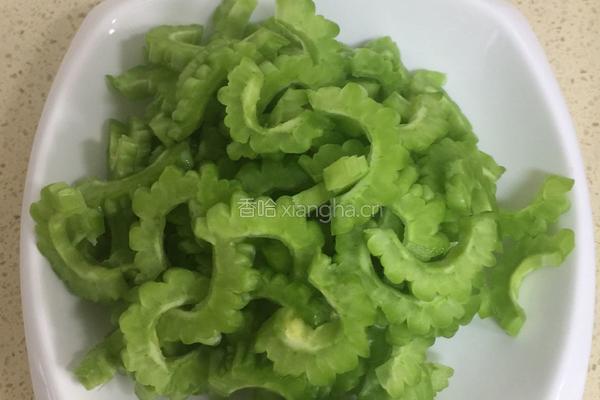 清炒苦瓜的做法图解1