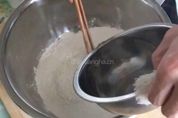 韭菜盒子的做法图解1