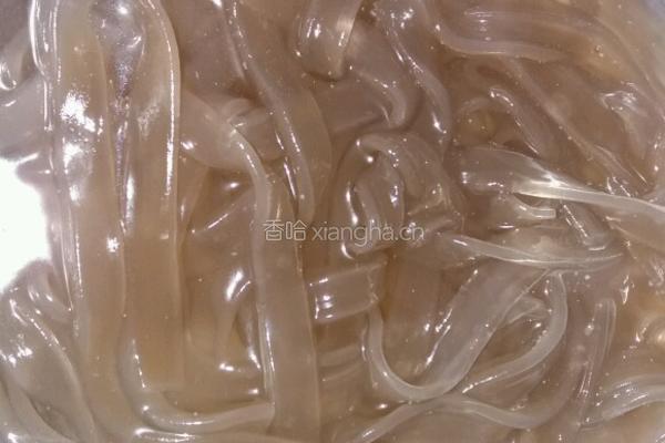 白菜粉条炖豆腐的做法图解1