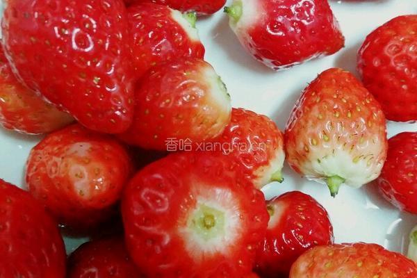 草莓三明治卷的做法图解1