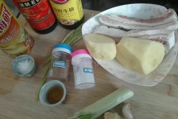 红烧马铃薯五花肉块的做法图解1