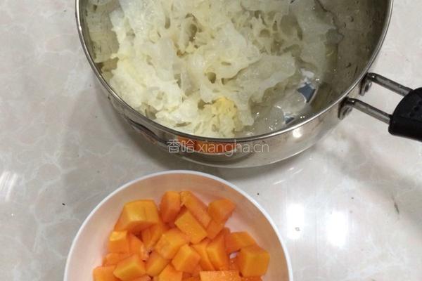 木瓜银耳甜羹的做法图解3
