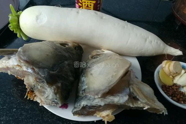 白萝卜炖腊鱼头的做法图解1