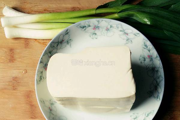 青蒜烧豆腐的做法图解1
