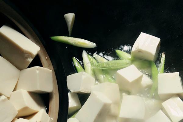 青蒜烧豆腐的做法图解6