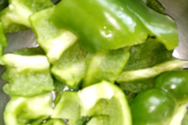 菜椒茄子炒肉片的做法图解1