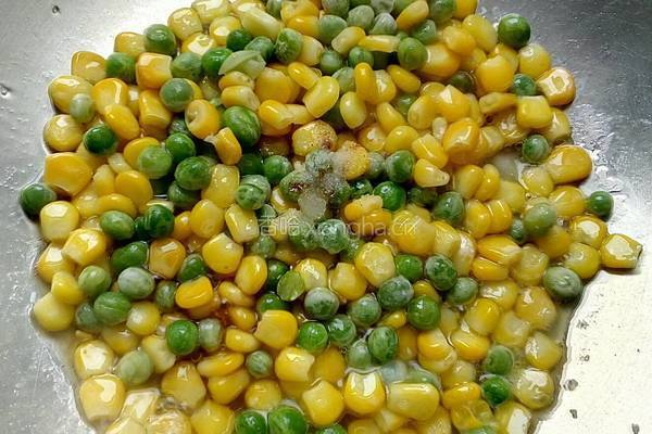玉米粒炒豌豆的做法图解4