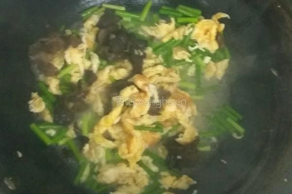 木耳蒜苔炒鸡蛋的做法图解4