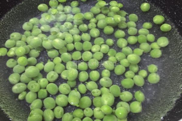 豌豆玉米炒虾仁的做法图解3