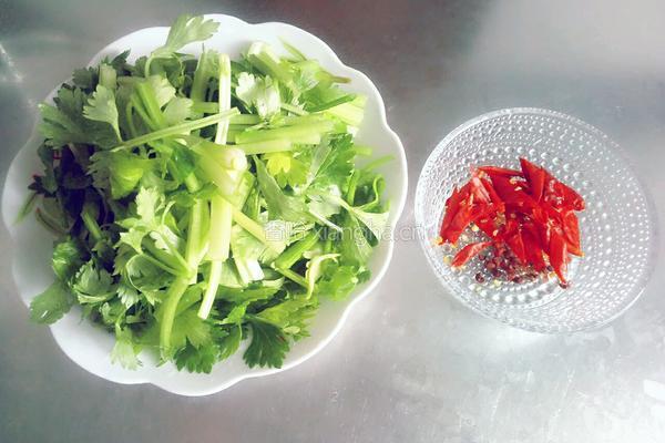 清炒小芹菜的做法图解1