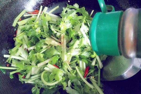 清炒小芹菜的做法图解5