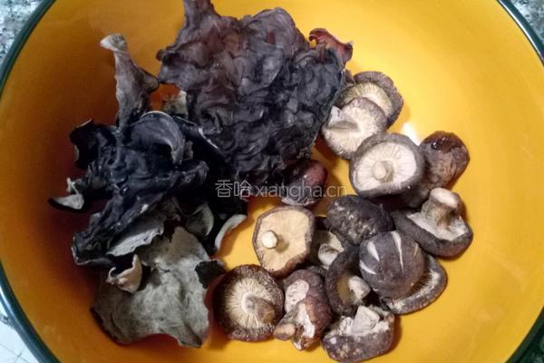 香菇木耳炖排骨的做法图解1