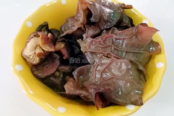 香菇木耳炖排骨的做法图解3