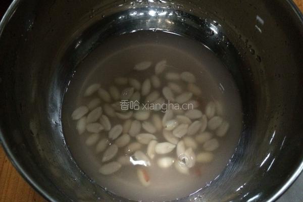 牛奶花生露的做法图解2