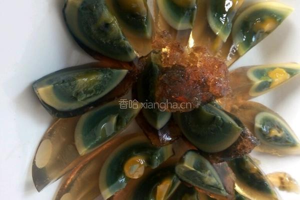 尖椒拌皮蛋的做法图解1