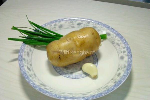 剁椒土豆片的做法图解1