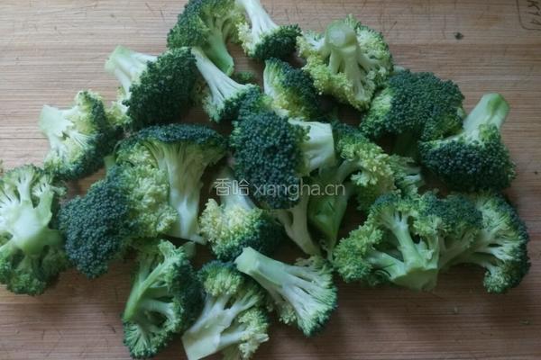 西兰花炒虾仁的做法图解2