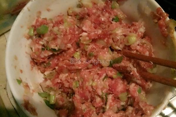 猪肉大葱烫面蒸饺 的做法图解4
