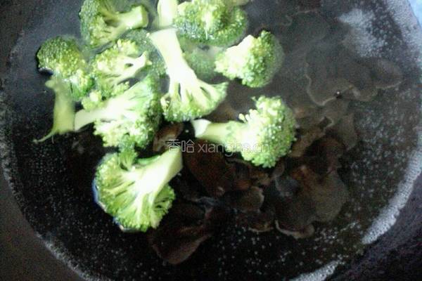 西兰花拌黑白耳的做法图解3