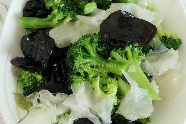 西兰花拌黑白耳的做法图解7