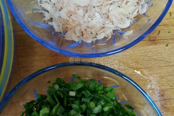 春季时令蔬菜之韭菜鸡蛋虾米饼的做法图解2