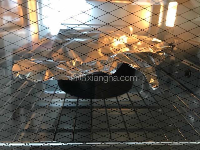 烤箱预热160度中下层20分钟，期间表面上色后加盖锡纸，以免颜色过深。