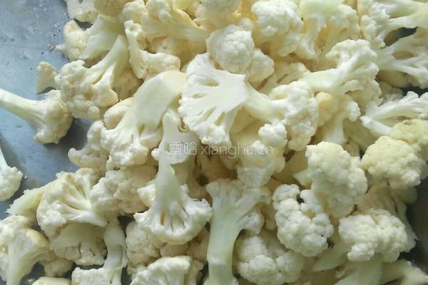 菜花炒肉的做法图解1
