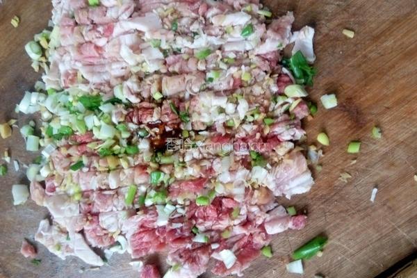 香菇胡萝卜肉水饺的做法图解2