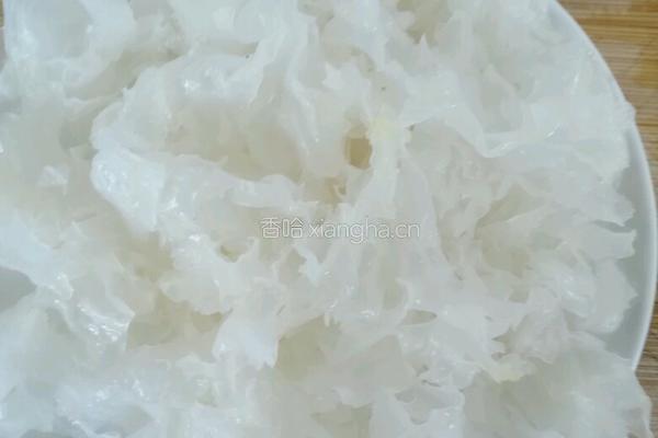 红枣银耳莲子粥的做法图解1