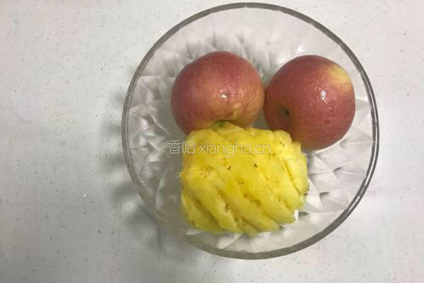 菠萝苹果汁的做法图解1